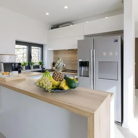 Excellent Oasis With A Pool Vilă Grižane